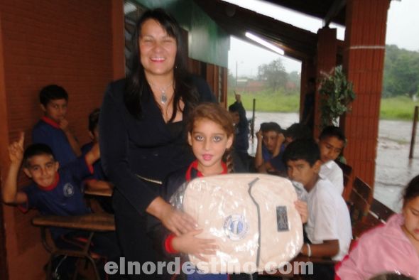 A pesar del temporal la Gobernación de Amambay entregó 565 mochilas en dos instituciones educativas de Pedro Juan Caballero