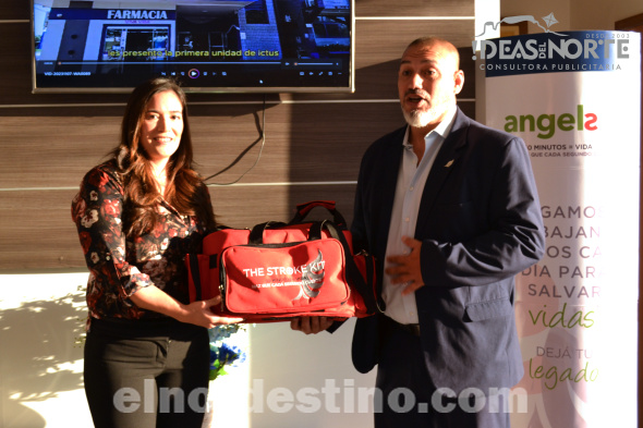 La directora médica del Hospital Viva Vida Dra. Fátima Medina recibe un Stroke Kit de manos del consultor en Latinoamérica de Angels licenciado Gabriel Masdeu, comunidad global de centros del ICTUS y hospitales con capacidades para tratar ICTUS. (Foto: Diego Lozano para Ideas del Norte Consultora Publicitaria).