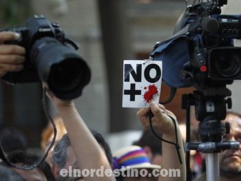 Los reporteros que pueden, huyen del país para preservarse de la cruenta pugna de cárteles. La reconocida periodista  Lydia Cacho abandonó el país después de haber recibido varias amenazas de muerte. 