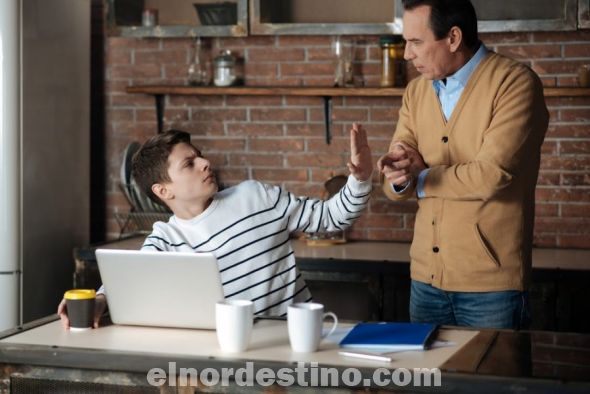Los adolescentes no son problemáticos porque sí, que sean rebeldes y desafiantes se debe sobre todo a la educación que han ido recibiendo a lo largo de toda su infancia. La comunicación y la confianza que den los progenitores a sus hijos durante su educación serán claves. (Foto: guiainfantil.com).