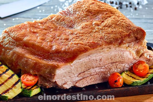 La receta que hoy te comparto se hace cocina al horno, lo que hace que la grasa quede dorada y crujiente y la carne queda súper jugosa. Esta receta es estilo oriental, por lo que algunos ingredientes los puedes conseguir en el supermercado en el pasillo de ingredientes internacionales.( Foto: Cocina Rica)