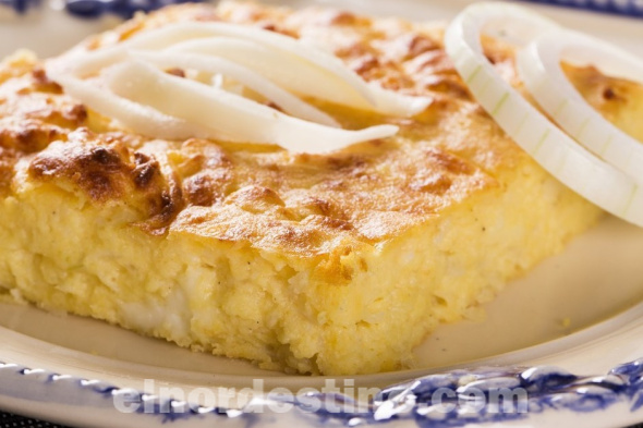 Entre los ingredientes es muy importante la harina de maíz que se emplee, tiene que ser fresca para obtener una sopa paraguaya esponjosa. Igualmente, la presencia de la cebolla hace que el pastel no sea seco y la manteca de cerdo le da un sabor muy especial. (Foto: Cocina Rica).