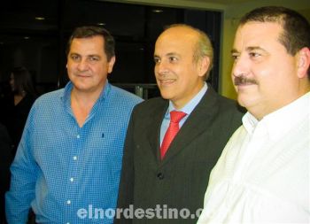 El empresario Gustavo Cogorno, el Gerente General del Banco Continental Carlos Moreno y el Gobernador de Amambay Juan Bartolomé Ramírez demostrando su entusiasmo con el nuevo emprendimiento.