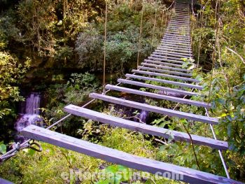 El puente Tibetano de 28 mts. de largo. El puente Tibetano se forma por 2 cabos de pasa mano y 2 cabos inferiores con maderas transversales; además del correspondiente cabo de vida.
