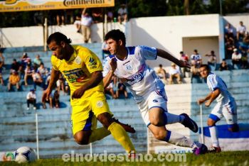 Las pelotas perdidas en el mediocampo fueron siempre bien aprovechadas por los veloces volantes del auriazul. La falta de puntería privó a Deportivo Capiatá de una victoria. (Foto: Diego Lozano).