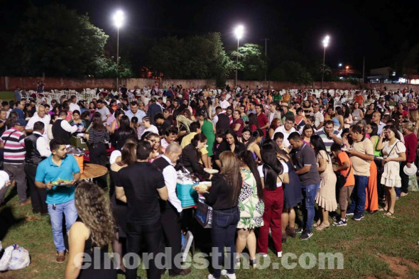 El gobernador abogado Juan Silvino Acosta Benítez, acompañado por su familia y junto a autoridades departamentales, celebró el Día del Maestro en la cancha del INDE. Los docentes compartieron una cena y recibieron obsequios en su día. (Foto: Dirección de Comunicaciones de la Gobernación de Amambay).