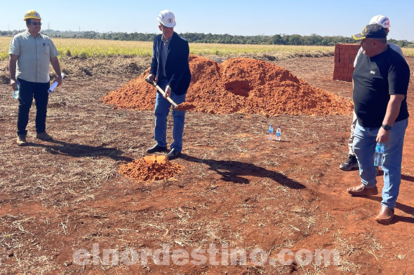 El avance de este ambicioso proyecto que se inicia hoy, dependerá en gran parte de los aportes que reciba el Cuerpo de Bomberos Voluntarios Azules para su financiación. Las dimensiones del predio ubicado en la Colonia Yvype son de mil metros cuadrados. (Foto: Municipalidad de Pedro Juan Caballero).
