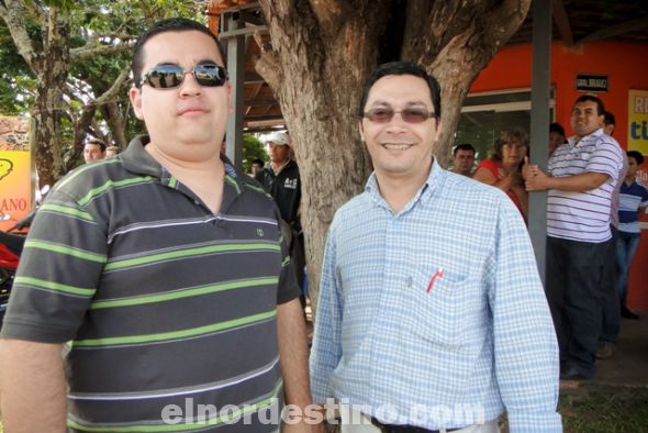 El concejal municipal Pedro Bogado y el intendente de Zanja Pytá Marcelino Rolón acompañando al grupo de dirigentes y simpatizantes colorados que se convocaron en apoyo a su candidato Guardati. (Foto: Diego Lozano).