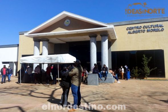 A pesar del organizado vacunatorio que se instaló en el Centro Cultural Alberto Morelo de la Gobernación de Amambay, hay personas que NO acuden para aplicarse el inmunizante contra el Covid19. (Foto: Diego Lozano para Ideas del Norte Consultora Publicitaria).