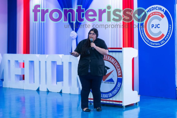 El evento tuvo como foco principal a los nuevos estudiantes de la Carrera de Medicina. El doctor Carlos Bernardo fue tuvo un papel protagónico, emocionando a los presentes al compartir sus experiencias personales. (Foto: Asesoría de Prensa de Universidad Central del Paraguay PJC).