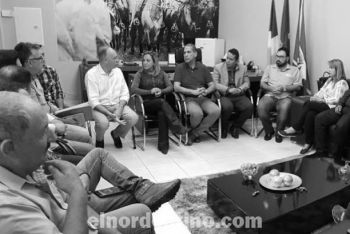 Los concejales municipales entendieron la importancia social y destacaron el compromiso firmado para regularización de los lotes. (Foto: Departamento de Comunicaciones de la Municipalidad de Ponta Porã).