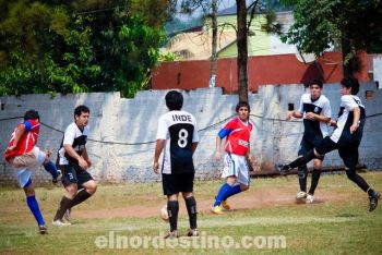 Sale el latigazo del número 9 de Aquidabán rumbo a la red. Acompañan la jugada la defensa completa de Independiente y el delantero Domingo Torres, que había ingresado como refresco. (Foto: Diego Lozano).