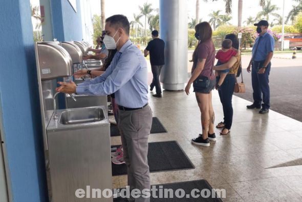 En el día de su reapertura se puede notar que muchos de los clientes se encontraban aguardando en la puerta principal para ingresar a la tienda; todos portaban tapabocas y realizaban el lavado de manos obligatorio en forma ordenada, respetando las disposiciones de la empresa. (Foto: Gacetilla de Shopping China).