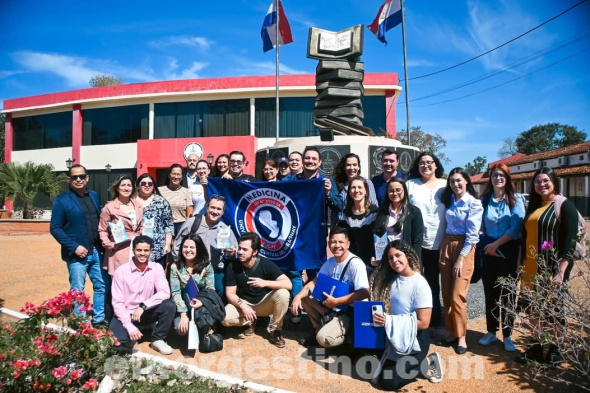 Delegación de estudiantes y docentes de la Carrera de Medicina en Universidad Central del Paraguay filial Pedro Juan Caballero presentó trabajos de investigación en el tercer Encuentro “Jajapo Investigación” desarrollado en la ciudad de Concepción. (Foto: Asesoría de Prensa de UCP sede Pedro Juan Caballero).