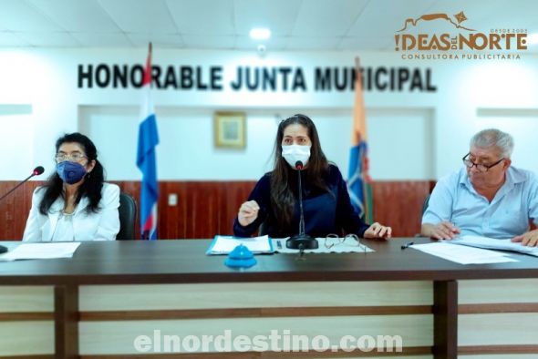 La licenciada Mahiba Carolina Yunis Acevedo presidiendo la sesión de la Honorable Junta Municipal de Pedro Juan Caballero. Fue electa la concejala más votada y además la mayoría de sus colegas votaron por ella como presidente del órgano legislativo comunal. (Foto: Diego Lozano para Ideas del Norte Consultora Publicitaria).