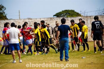 Uno de los pasajes del partido donde se produjeron incidentes entre los jugadores, con alguna participación de particulares. Los ánimos estaban caldeados. (Foto: Diego Lozano).