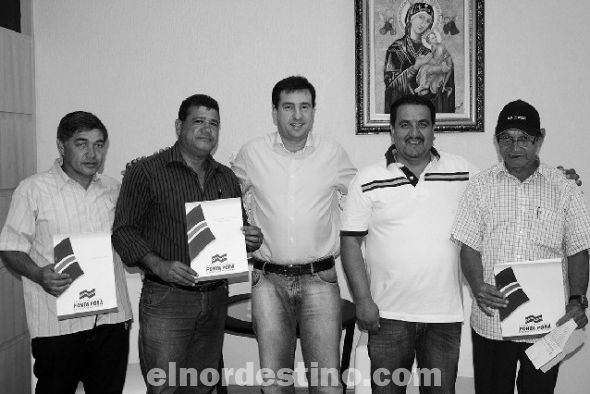 Intendente Novais entregó títulos definitivos de propiedad para dos entidades religiosas y para un servidor público jubilado