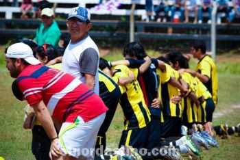 La definición por penales estaba 3 a 3. Era el turno del último penal de la serie y le correspondía ejecutarlo a General Díaz. A un paso de la gloria, los jugadores se abrazan esperando festejar. (Foto: Diego Lozano).