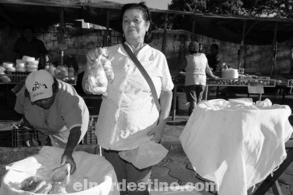 Ña Serafina Zarza de Acosta ofreciendo sus productos en la Feria Libre de Pedro Juan Caballero. (Foto: Diego Lozano).
