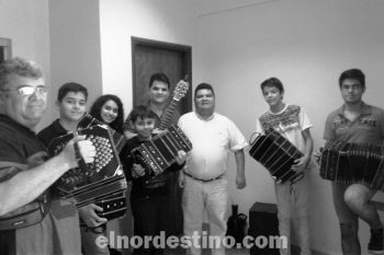 En representación de Pedro Juan Caballero estuvieron el músico y concejal municipal Milciades Brítez, acompañado por el profesor Leonardo Díaz y un grupo de alumnos. (Foto: Marcos Brítez).