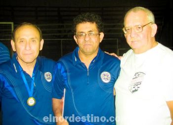 El asistente técnico Luis Carlos Salinas, el D.T. Sergio “Teto” Zaffe y el profesor Mario Lezama vivieron con pasión el desarrollo del Campeonato Nacional de Futsal Sub-17 que ganó Amambay. (Foto: Semanario Deportivo Camisa 12).