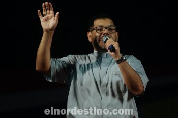 El Padre Leo Valdéz acompañado de su grupo fue uno de los animadores del encuentro de adoración y alabanza. Del que participaron un millar de fieles católicos. (Foto: Diego Lozano).