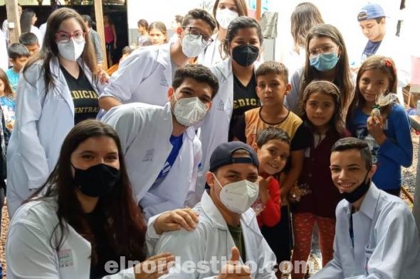 Las consultas fueron realizadas por profesores de la UCP con la supervisión de estudiantes universitarios quienes, en estas actividades de atención básica, pusieron en práctica las enseñanzas impartidas en el aula y en los laboratorios. (Foto: Divulgación).