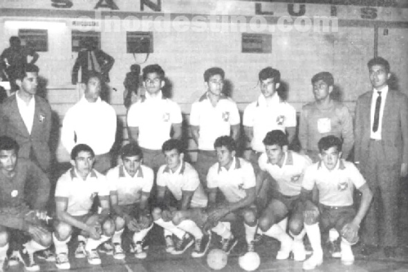 La camiseta que lucieron en ese campeonato los juveniles atletas pedrojuaninos dirigidos técnicamente por Porfirio Villalba, era una de color amarillo con la Cruz de Malta en el pecho, y fue con la que se identificó en ese primer torneo nacional la selección de Amambay. (Foto: Radio Imperio de Pedro Juan Caballero).
