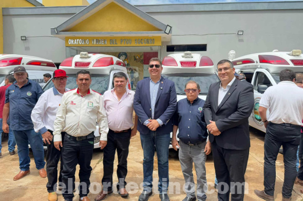 La actividad principal fue la entrega de diez ambulancias destinadas a mejorar la atención de emergencias en los seis distritos que componen Amambay: Pedro Juan Caballero, Bella Vista Norte, Capitán Bado, Zanja Pytã, Karapaí y Cerro Corá. (Foto: Dirección de Comunicaciones de la Gobernación de Amambay).
