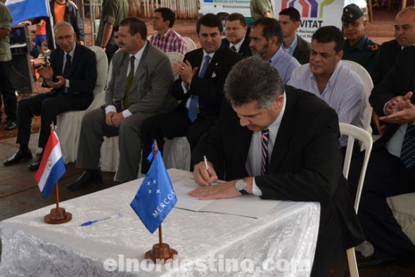 El intendente municipal de Pedro Juan Caballero José Carlos Acevedo rubrica el convenio para la construcción de 116 viviendas con infraestructura básica, equipamiento comunitario y un Plan de Habitación Social del Proyecto Piloto Mercosur Roga. (Foto: Lázaro González).
