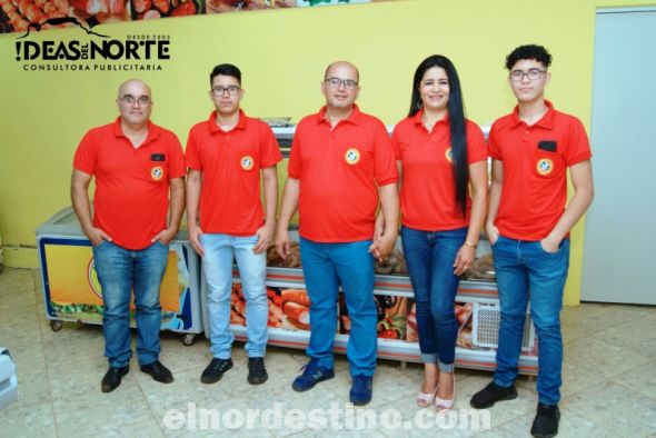 Con la incorporación de Luís Paradeda y su esposa Mirta Fossatti, acompañados por sus hijos mayores, Paradeda Representaciones inaugura su flamante local en pleno barrio María Victoria, a sólo dos cuadras de Radio Mburucuya. (Foto: Diego Lozano para Ideas del Norte Consultora Publicitaria).