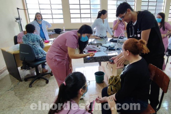 Alumnos y docentes de la Carrera de Medicina de Universidad Central del Paraguay realizaron una Charla Educativa y Atención Médica en el Mes de la Prevención del Cáncer de Mama. (Foto: la Asesoría de Prensa de Universidad Central del Paraguay).