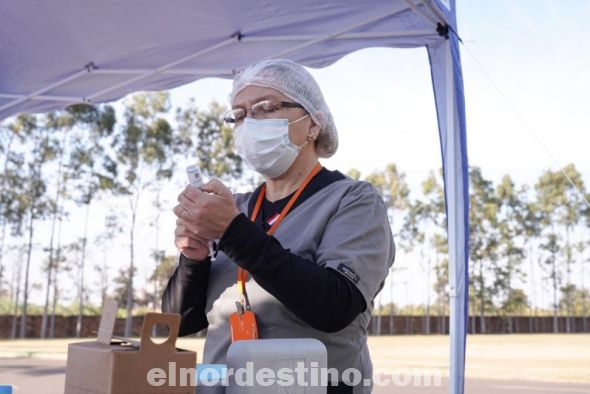 Durante toda la semana continuará la jornada de vacunación en el predio de Shopping China Importados para la población con treinta y cinco años cumplidos en adelante, de acuerdo a la terminación de documento. (Foto: Shopping China Importados).