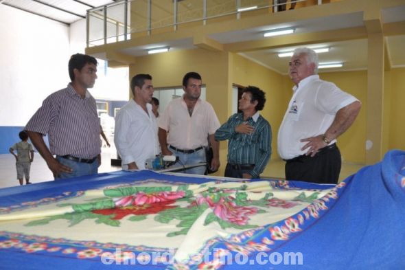 El empresario Catalino Salinas y su hijo y director presidente Ever Ramón expone cuestiones relacionadas al funcionamiento de la primer industria textil del Departamento. Los acompaña el ministro de Industria Orlando Invernizzi. (Foto: Jorge Domínguez).