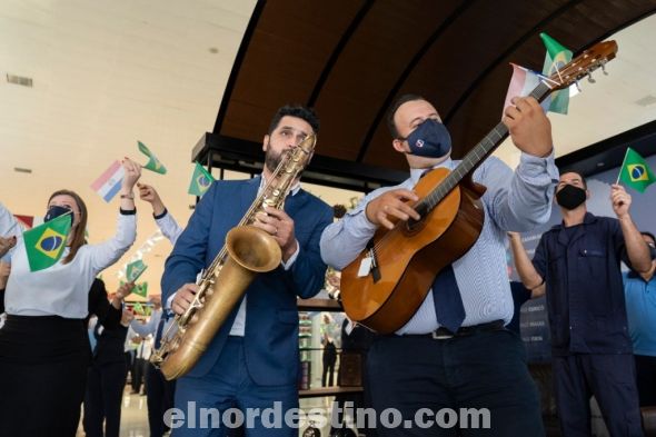 Colaboradores de Shopping China de Pedro Juan Caballero cantaron y agitaron banderas de Paraguay y Brasil al momento de abrir las puertas del local de ventas, como una nítida demostración de alegría por volver a sus puestos de trabajo. (Foto: Gacetilla de Shopping China).