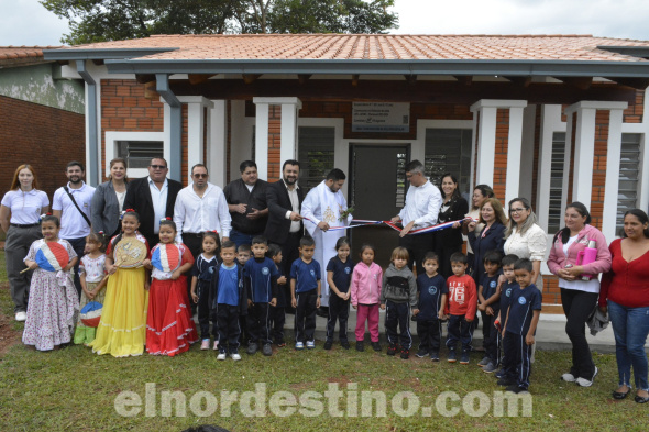 El intendente municipal licenciado Ronald Enrique Acevedo Quevedo se mostró muy emocionado durante las inauguraciones en la Escuela Básica Nro. 4776 “Rebeca Fortunata Alen Rojas” y  la Escuela Básica Nro. 1951 “Juan Emilio O´Leary”. (Foto: Municipalidad de Pedro Juan Caballero).