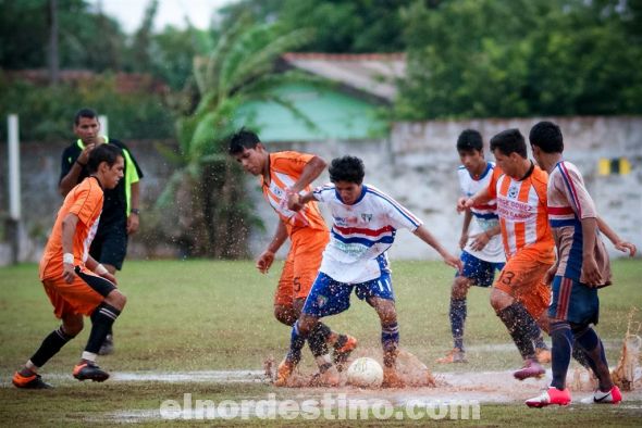 La lucha en el mediocampo fue caótica. Los jugadores intentaban hacer pie primero para poder avanzar sobre el barro. El campo de juego de General Díaz no soportó la torrencial lluvia y se convirtió en un verdadero pantano con sectores completamente inundados. (Foto: Diego Lozano).