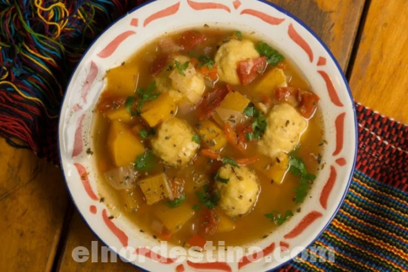 El Vorí Vorí, una sopa de carne de vaca o de pollo con verduras como zanahoria y cebolla, cuya principal característica son unas bolas de harina de maíz y queso. Es la mejor sopa del mundo según el portal de gastronomía Taste Atlas. (Foto: Tembi’u Paraguay).