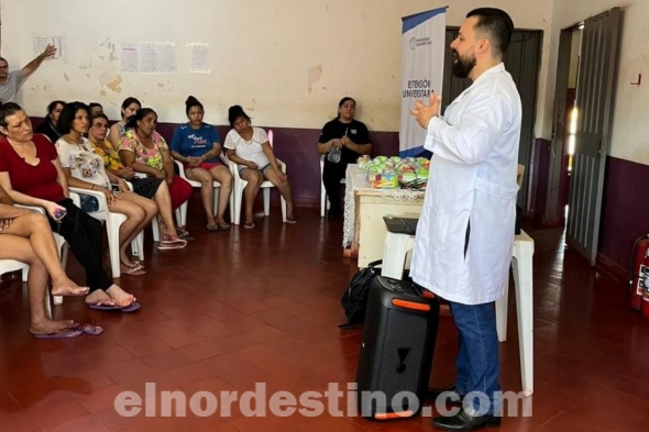 Promover estos cuidados de la Salud sexual es de vital importancia para abordar esta problemática de manera efectiva. Durante el desarrollo de la actividad, se entregaron insumos de higiene personal a las reclusas que participaron de la charla. (Foto: Gacetilla de Prensa de Universidad Sudamericana).