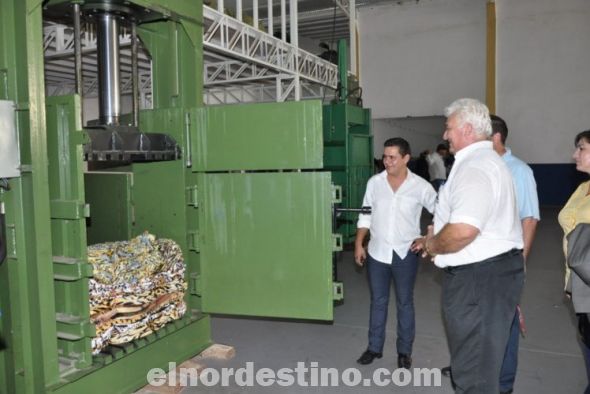 El empresario Catalino Salinas y su hijo y director presidente Ever Ramón expone cuestiones relacionadas al funcionamiento de la primer industria textil del Departamento. Los acompaña el ministro de Industria Orlando Invernizzi. (Foto: Jorge Domínguez).