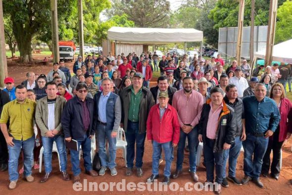 El diputado Juancho Acosta lanzó oficialmente el Proyecto de Siembra de Tártago y Sésamo en el Campo Experimental de la Facultad de Ciencias Agrarias, ubicado en la Colonia Raúl Ocampos Rojas, que beneficiará a quinientas familias campesinas. (Foto: Gentileza).