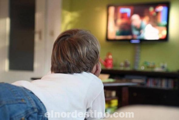 En los últimos veinte años, el mundo infantil se ha invadido por un número cada vez mayor de pantallas y dispositivos diversos que han cambiado por completo su vida diaria, la forma en que emplean su tiempo, el tipo de juegos y hasta las relaciones con sus familias y otros niños.(Foto: sabervivirtv.com)