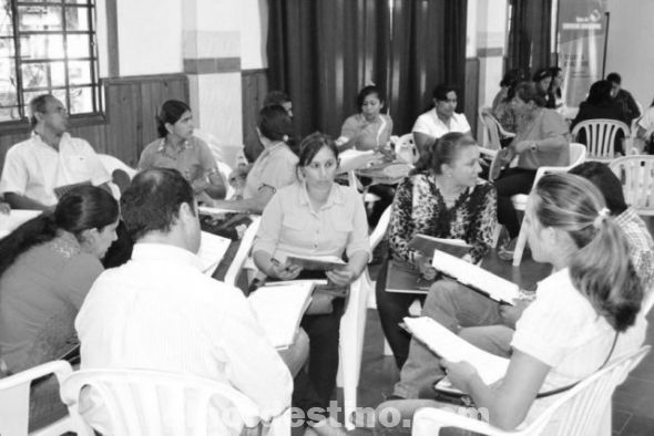 Talleres para docentes y estudiantes en Horqueta con entrega de materiales didácticos y algunos kits de jardinería