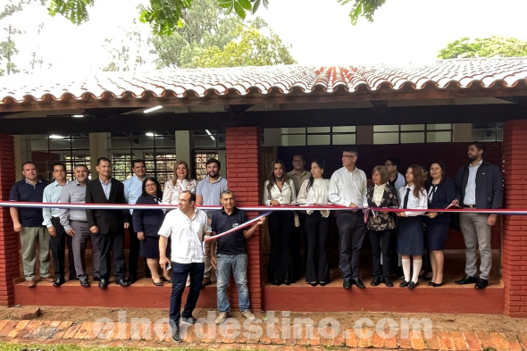 El intendente municipal de Pedro Juan Caballero licenciado Ronald Enrique Acevedo Quevedo fue distinguido por parte de esta comunidad educativa con un certificado de reconocimiento y gratitud. (Foto: Municipalidad de Pedro Juan Caballero).