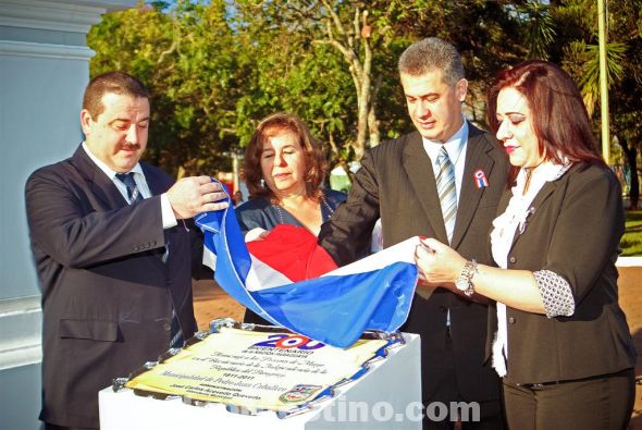 La ceremonia prosiguió con el canto del Himno Nacional con el acompañamiento de la Banda Municipal de Música. Luego se procedió a la colocación de una ofrenda floral al pie del monumento al Capitán Pedro Juan Caballero y el descubrimiento de una placa en homenaje al prócer, ubicada al pie de su estatua. (Foto: Diego Lozano).