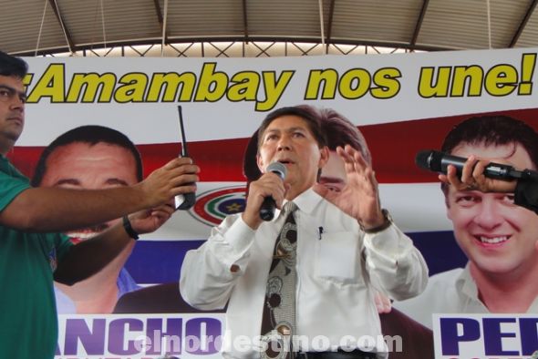 El candidato a gobernador de Amambay por el UNACE Germán Orué se dirige a simpatizantes reunidos en la sede partidaria del liberalismo pedrojuanio para comunicar la declinación de su candidatura a favor de Pedro González. (Foto: Diego Lozano).