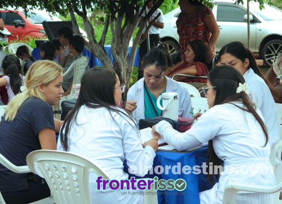 En la actividad desarrollada en el asentamiento San Miguel de Pedro Juan Caballero participaron estudiantes y profesionales docentes de diversas universidades. Realizaron atención médica y también animaron a niños y adolescentes.