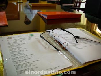 El Informe Anual acerca de las actividades de la gestión Villaba Macián es el mudo testigo de una jornada en la que la Junta Departamental funcionó “al filo del Reglamento”. (Foto: Diego Lozano).