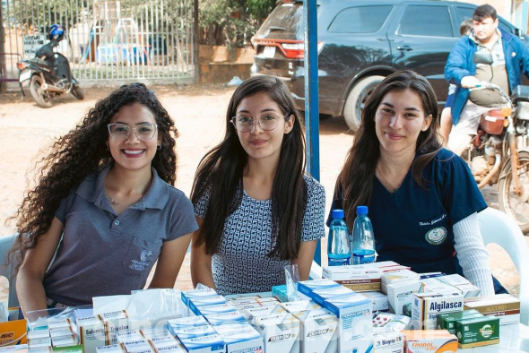 El proyecto de Extensión Universitaria “UCP en Acción” llegó hasta la plaza de la Fracción Villa Guillermina del barrio María Victoria del distrito de Pedro Juan Caballero para asistir a pobladores del lugar. (Foto: Asesoría de Prensa de Universidad Central del Paraguay).