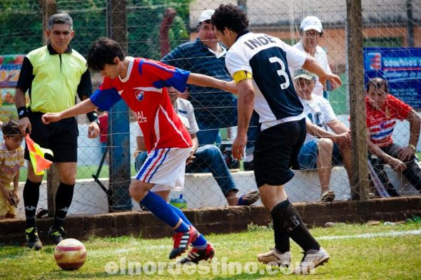 El delantero Derlis Chávez abrió el marcador del partido a los 32 minutos del primer tiempo. Siempre avanzando por la punta derecha del ataque “decano” y escoltado por Marcial Palacios de INDE. (Foto: Diego Lozano).
